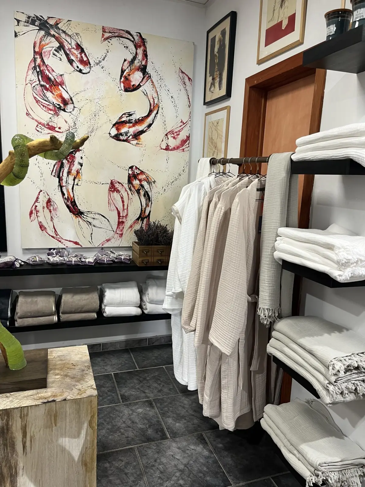 AT KINSKY Showroom — Bademantel & Handtücher